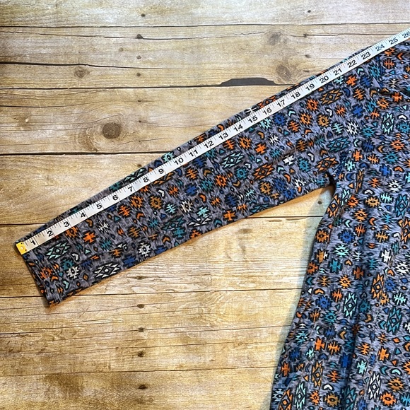 LuLaRoe Lynnae Aztec Print Long Sleeve Tee XL - Picture 7 of 10